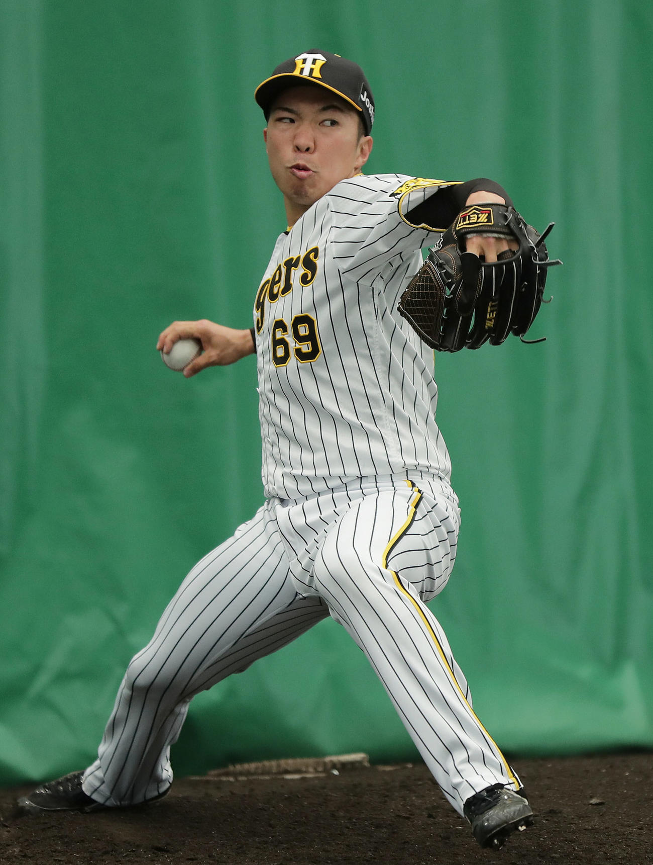 ブルペンで投球練習する阪神石井（撮影・前田充）