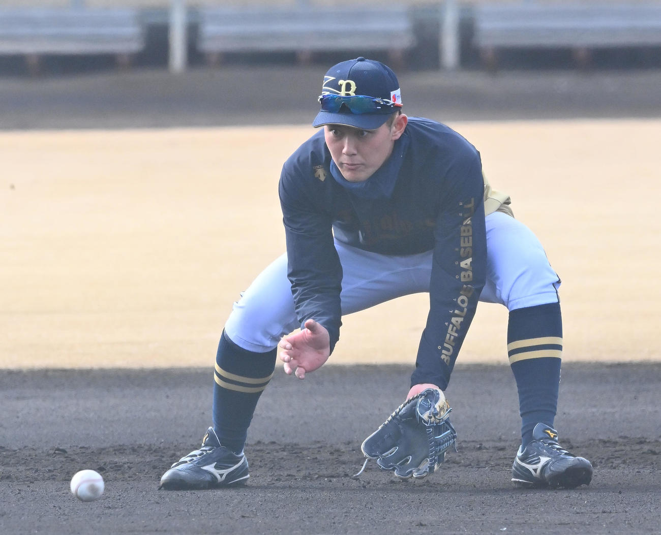 ノックを受けるオリックス野口（撮影・和賀正仁）