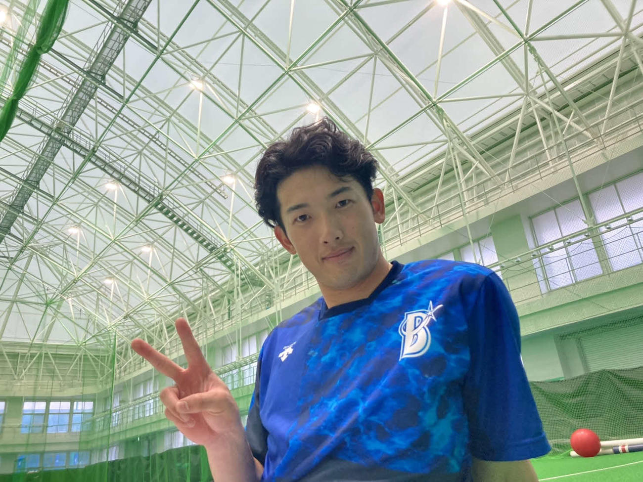 Vサインで写真に納まるDeNA山本