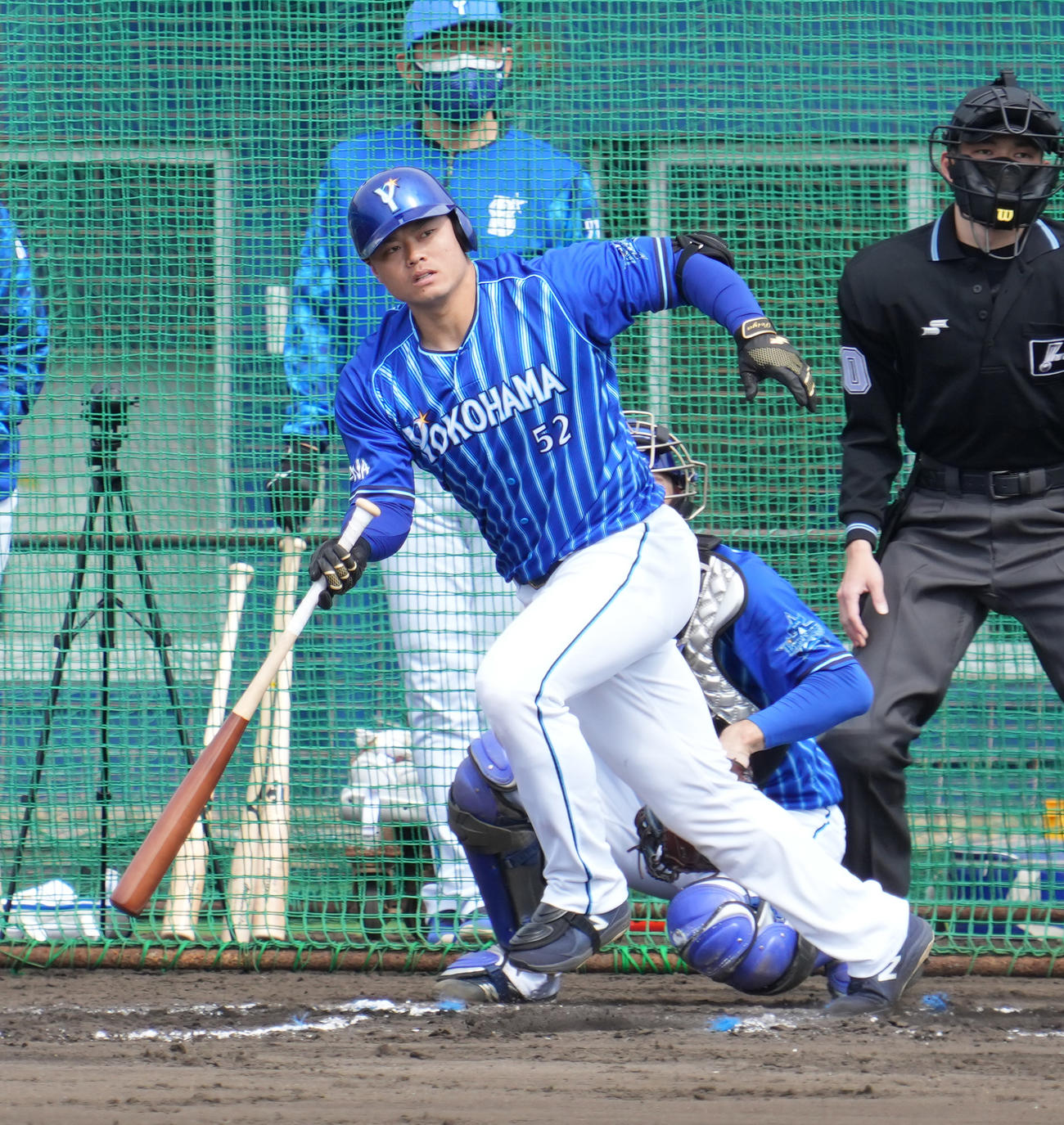 ケース打撃で左翼線へ鋭い安打を放つDeNA細川（撮影・小沢裕）