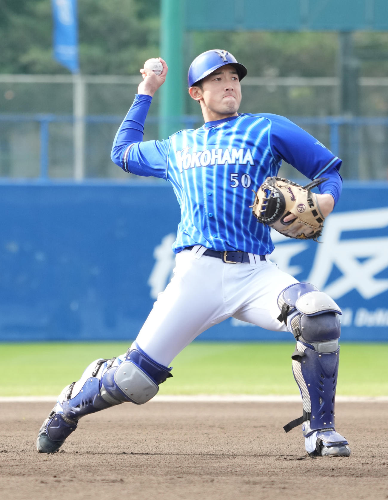 キャッチボールするDeNA山本祐大（2022年2月5日撮影）