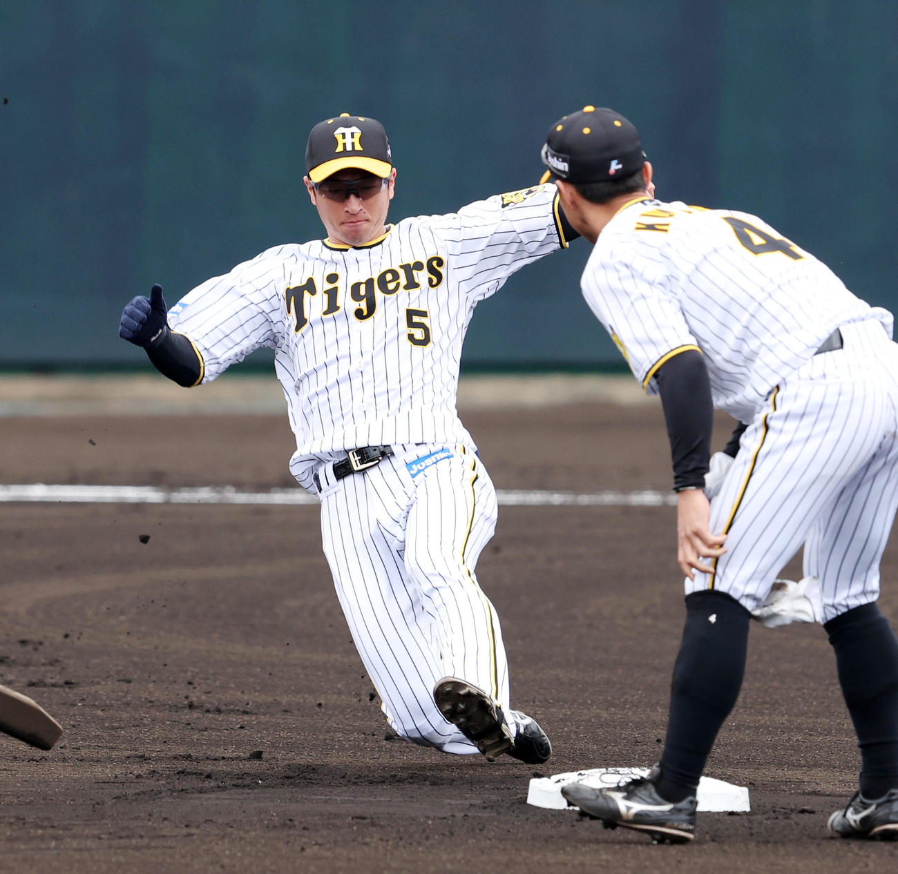 スライディング練習で二塁へ滑り込む近本（撮影・加藤哉）