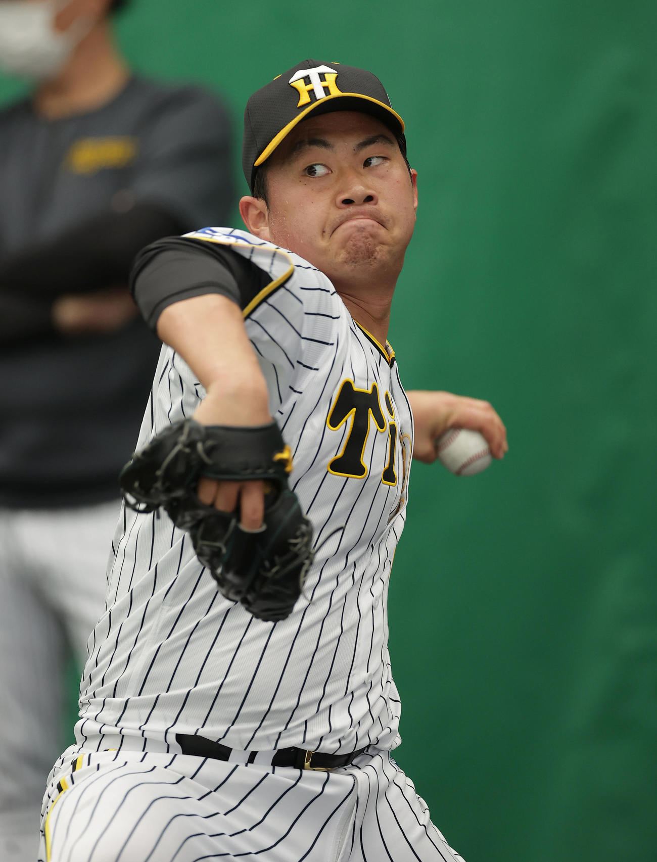 ブルペンで投球練習する阪神桐敷（撮影・前田充）