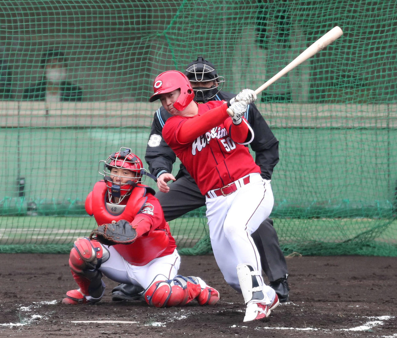 シート打撃でヒットを放つ広島ドラフト3位の中村健