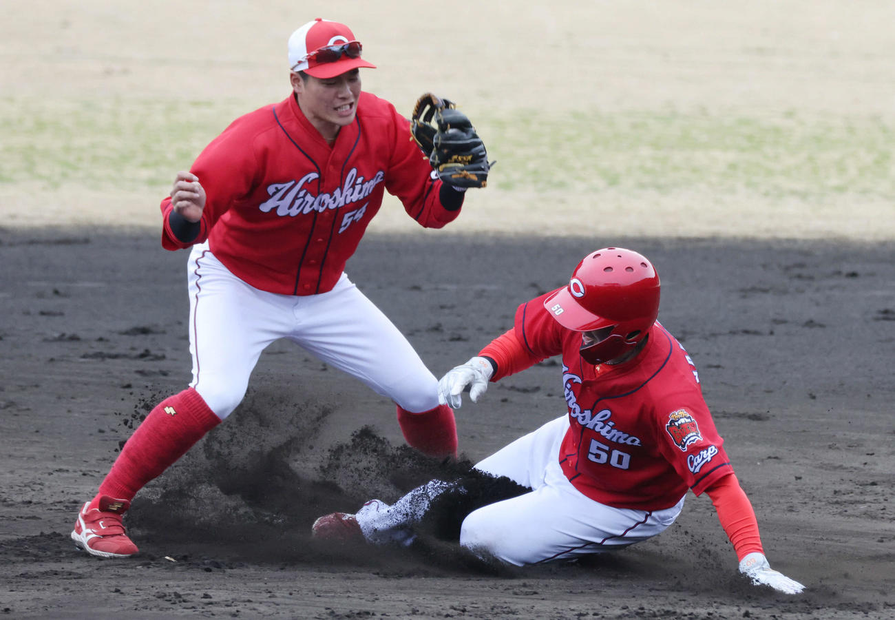 シート打撃で二塁へ滑り込む広島中村健（撮影・加藤孝規）