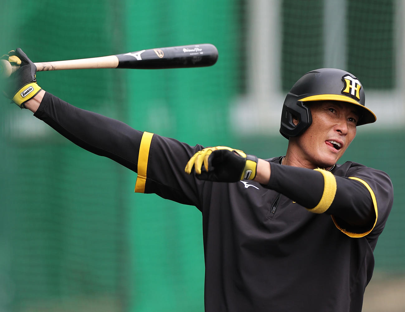 ロングティーに励む糸井（撮影・上山淳一）