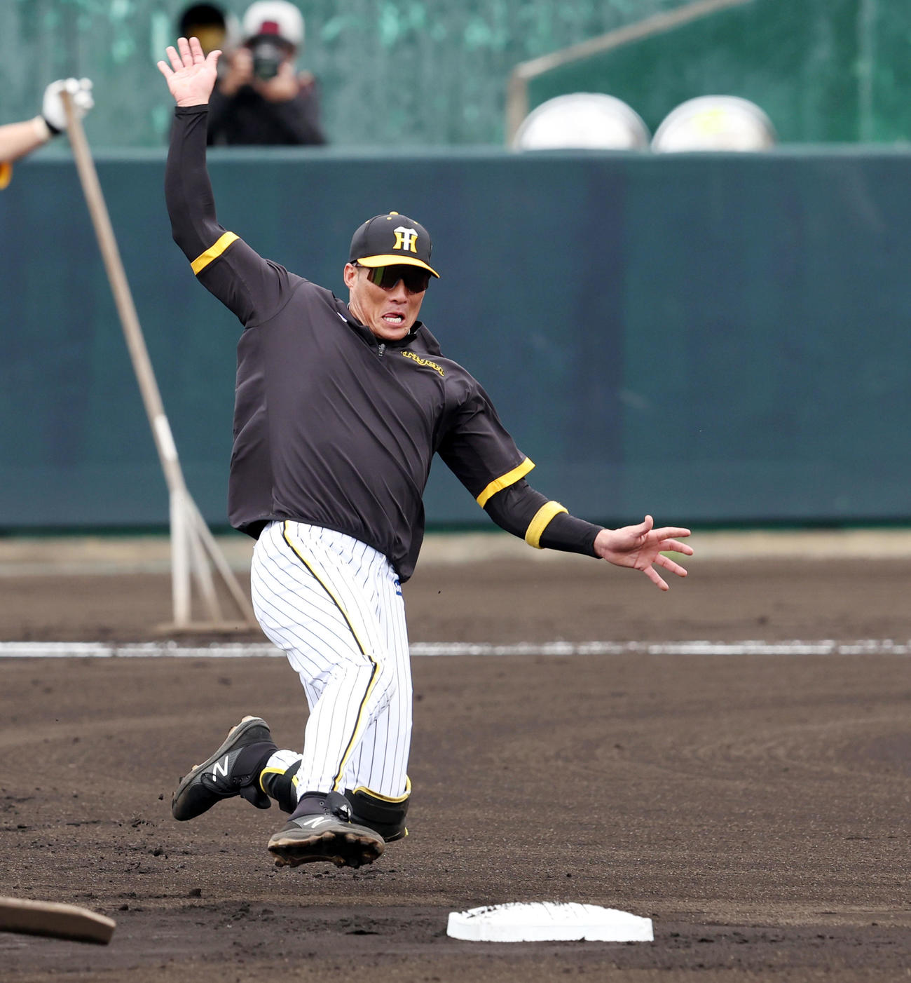 	
スライディング練習で二塁へ滑り込む糸井（撮影・加藤哉）
