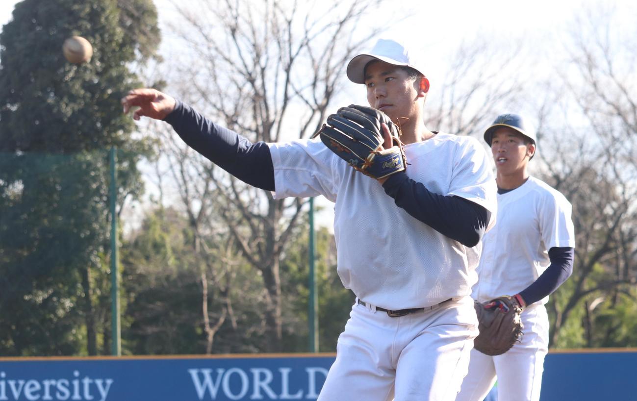 守備練習を受ける創価大・門脇誠内野手（手前）（撮影・阿部泰斉）