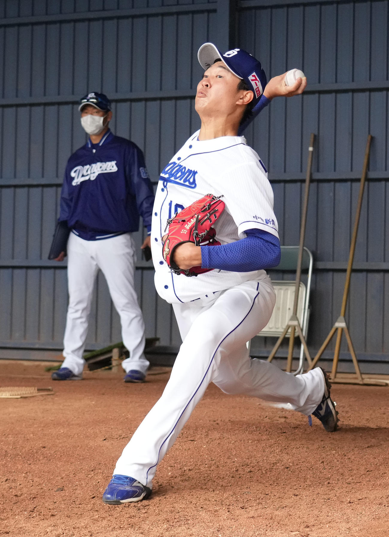 ブルペンで投球練習をする高橋宏（奥は山井2軍投手コーチ）（撮影・森本幸一）