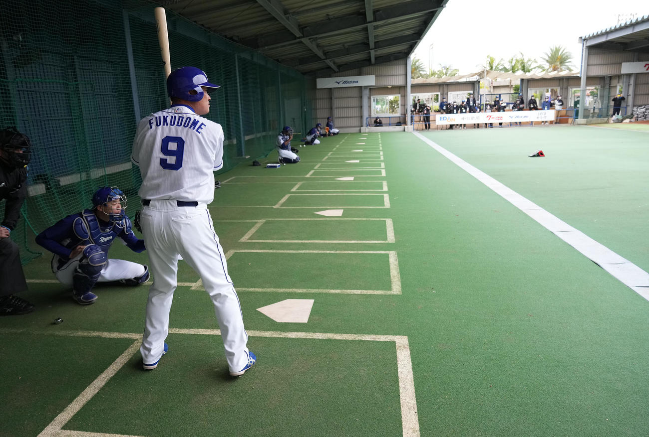 ブルペンの打席に立つ福留（撮影・森本幸一）