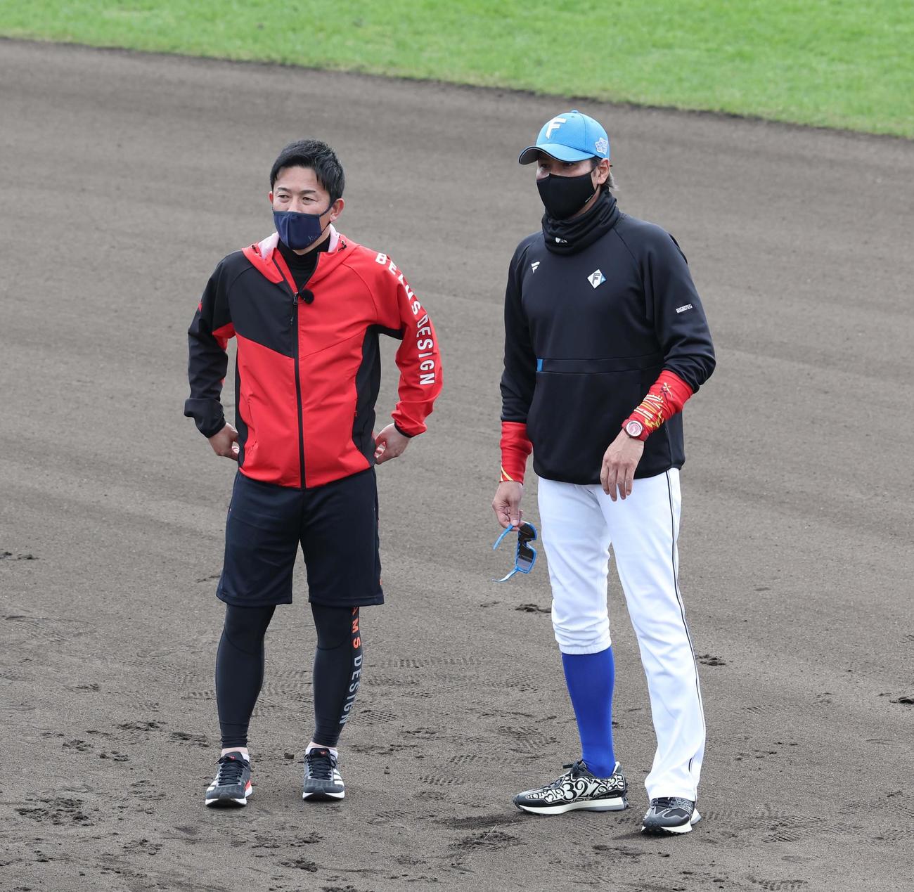 赤星氏（左）と話す日本ハム新庄監督（撮影・黒川智章）
