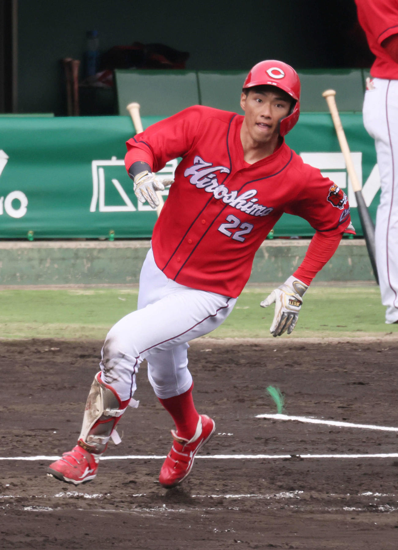 シート打撃で、広島中村奨成は中二塁打を放つ（撮影・加藤孝規）