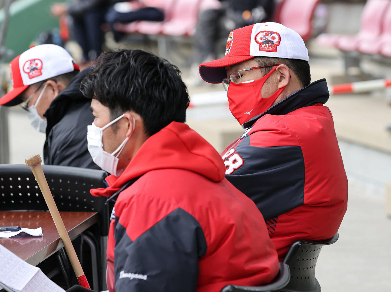 シート打撃で選手をチェックする佐々岡監督（右）（撮影・加藤孝規）