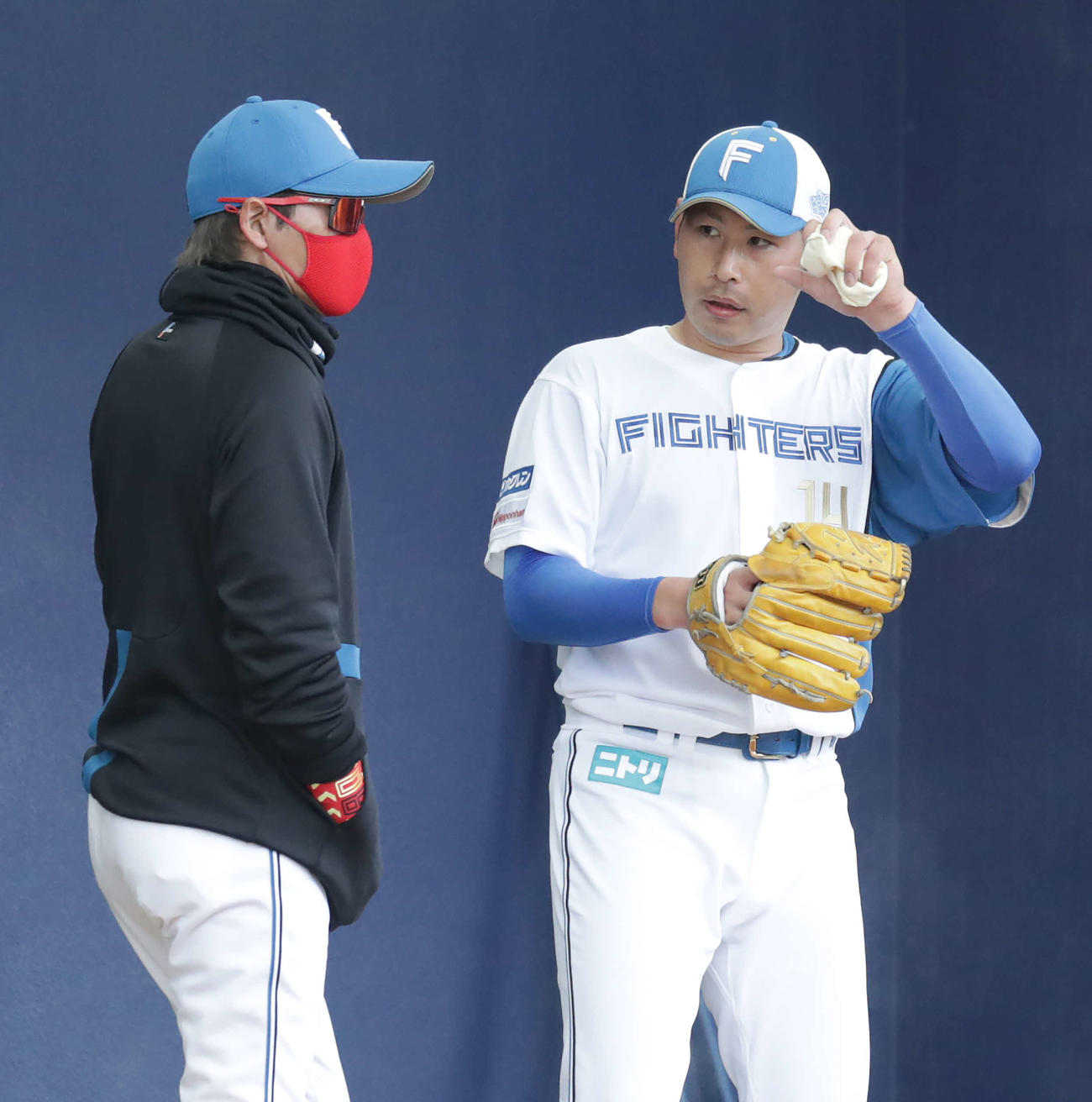 日本ハム加藤（右）にブルペンで声をかける新庄監督（撮影・河野匠）