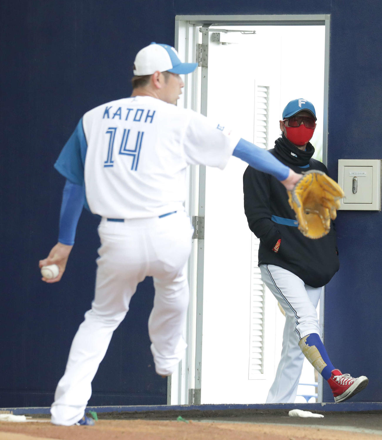 日本ハム加藤（手前）のブルペン投球を見つめる新庄監督（撮影・河野匠）