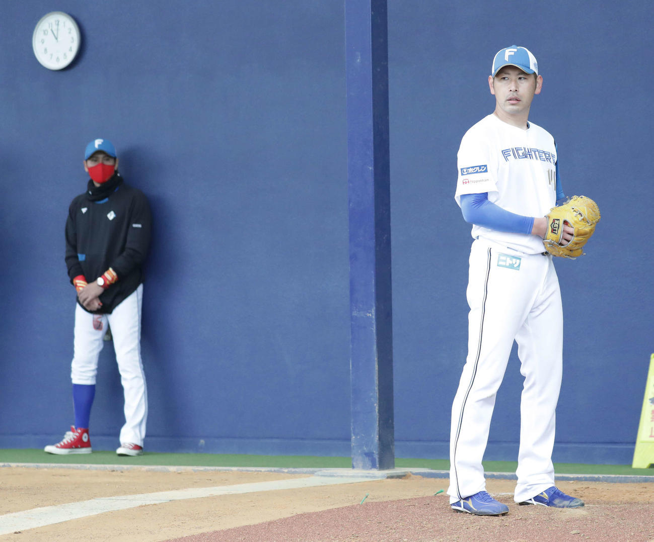 セットポジションでブルペン投球する日本ハム加藤（手前）。後方は新庄監督（撮影・河野匠）