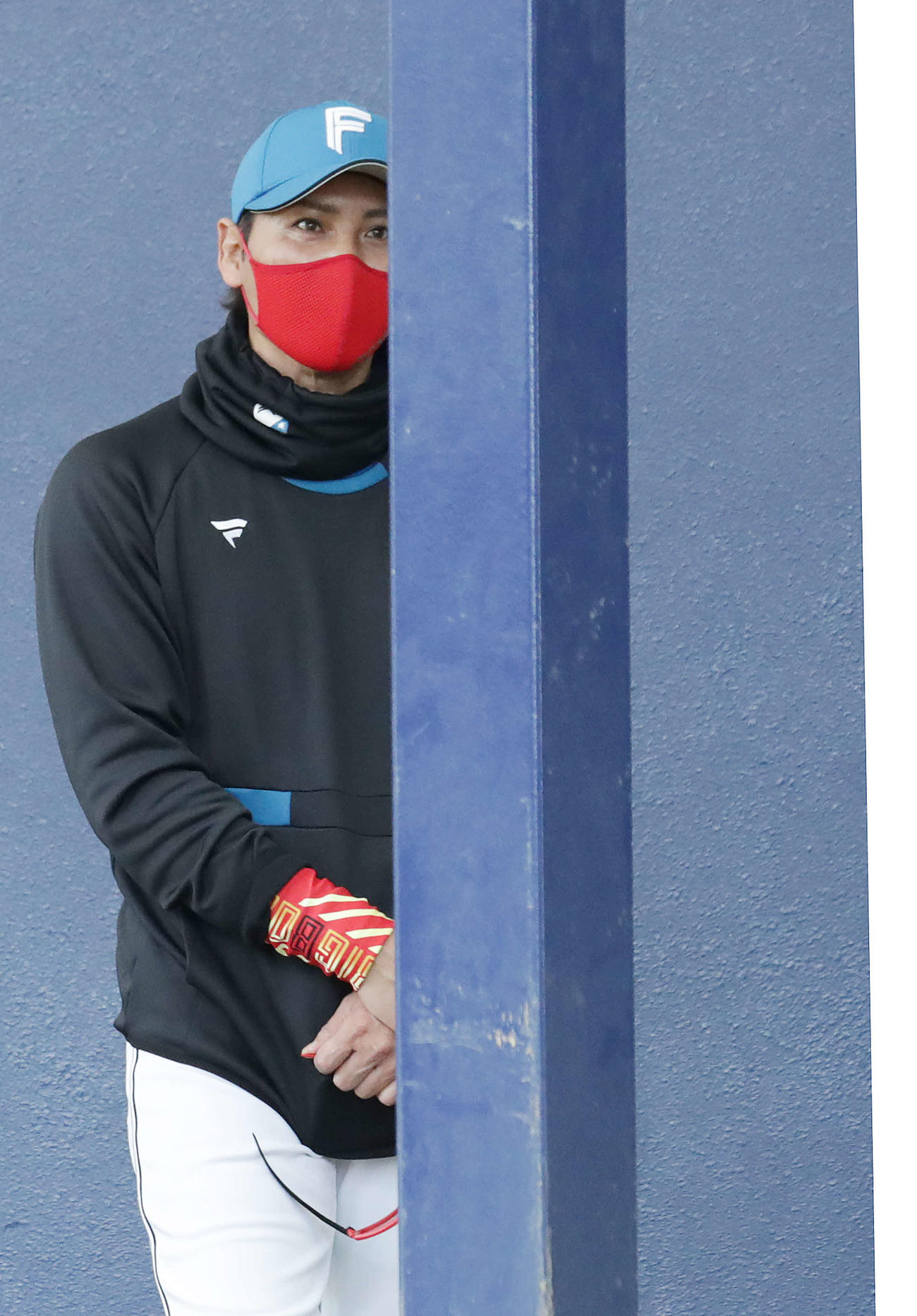 ブルペンで日本ハム加藤の投球を見つめる新庄監督（撮影・河野匠）