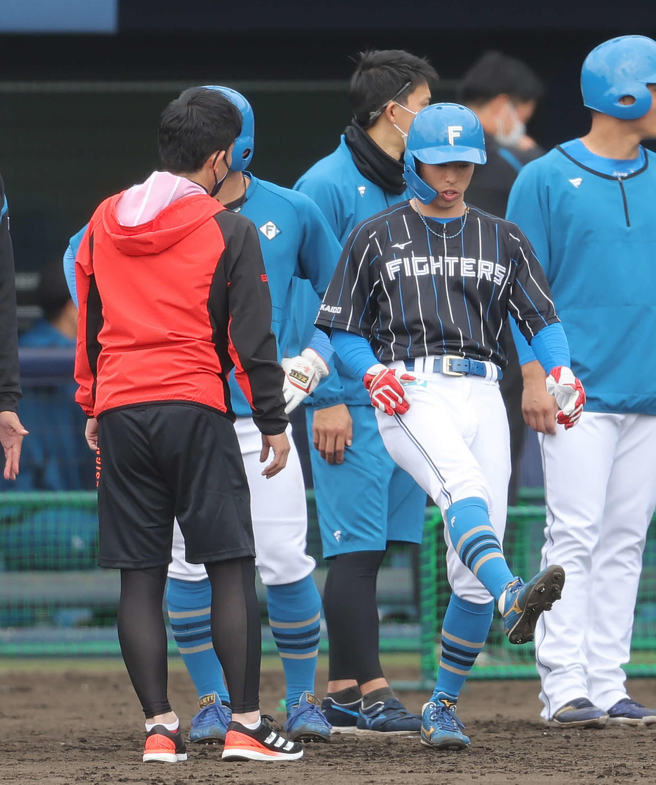 日本ハム赤星臨時コーチ（左）の指導を受ける五十幡（撮影・河野匠）