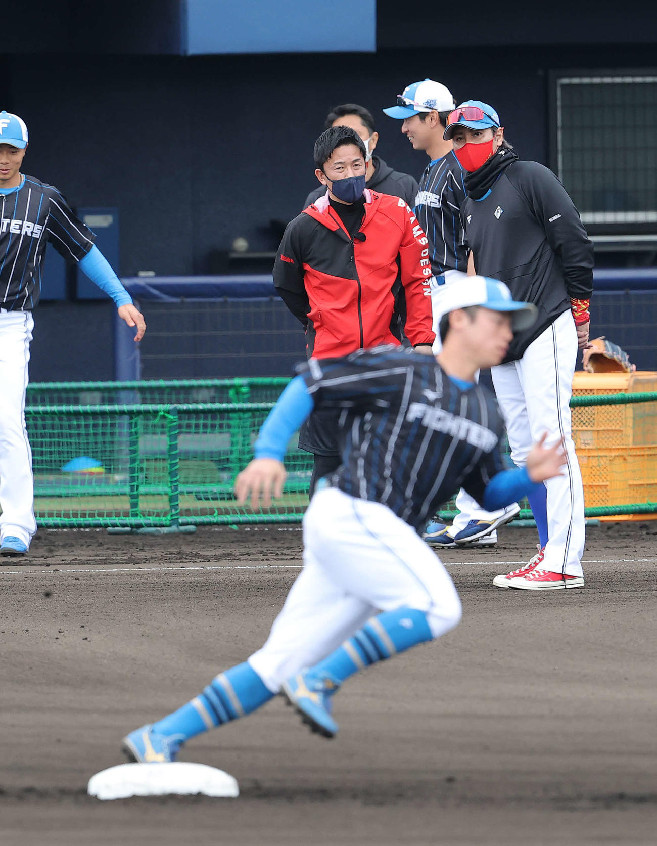 ナインの走塁を見つめる、右から日本ハム新庄監督、赤星臨時コーチ（撮影・河野匠）