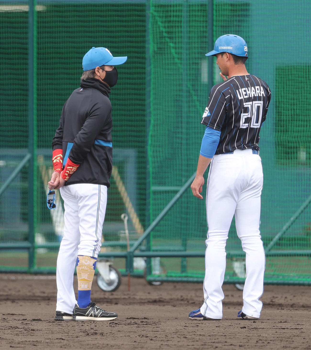 走塁練習で日本ハム新庄監督（左）と話す上原（撮影・河野匠）