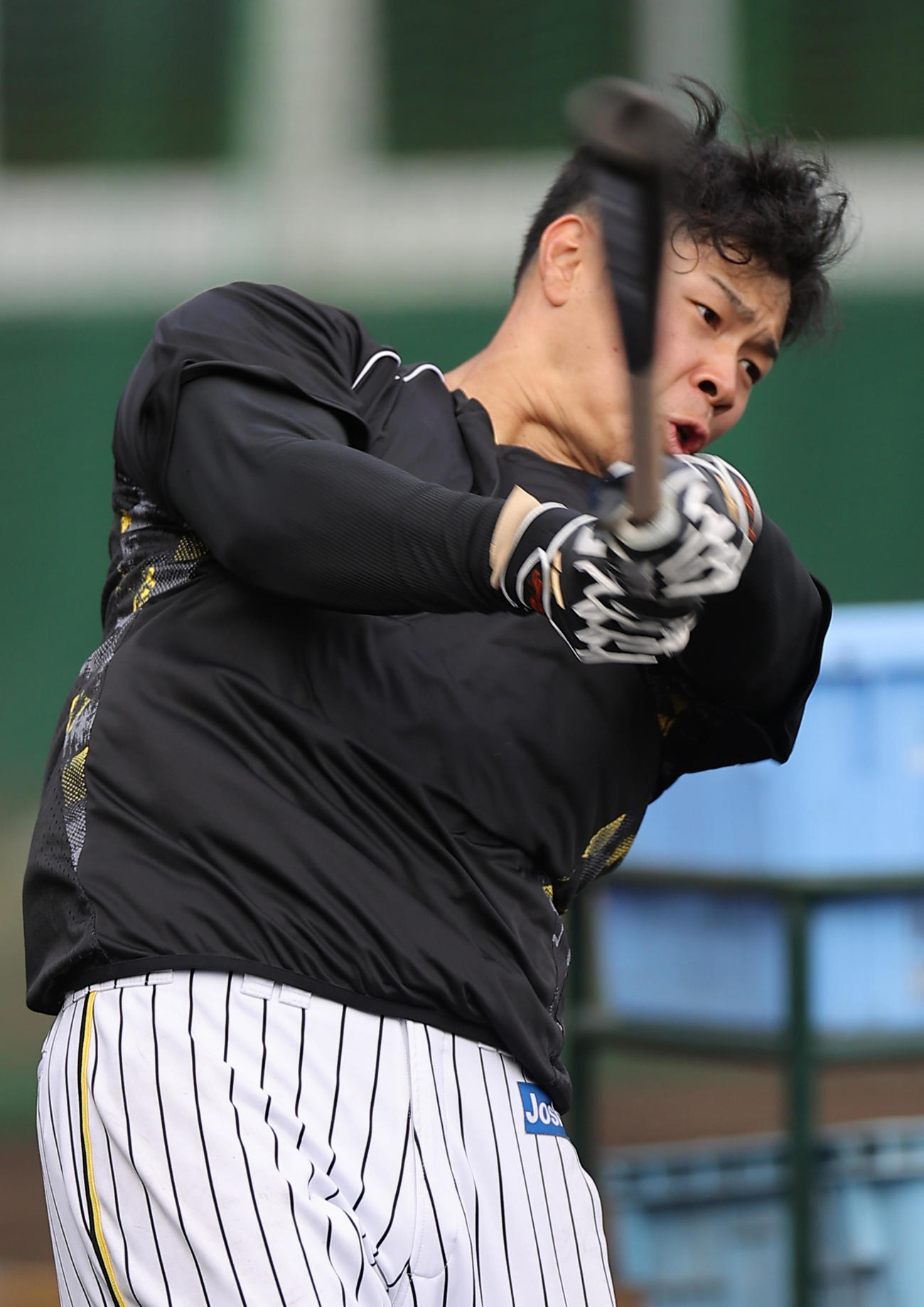 ロングティーに励む佐藤輝（撮影・上山淳一）