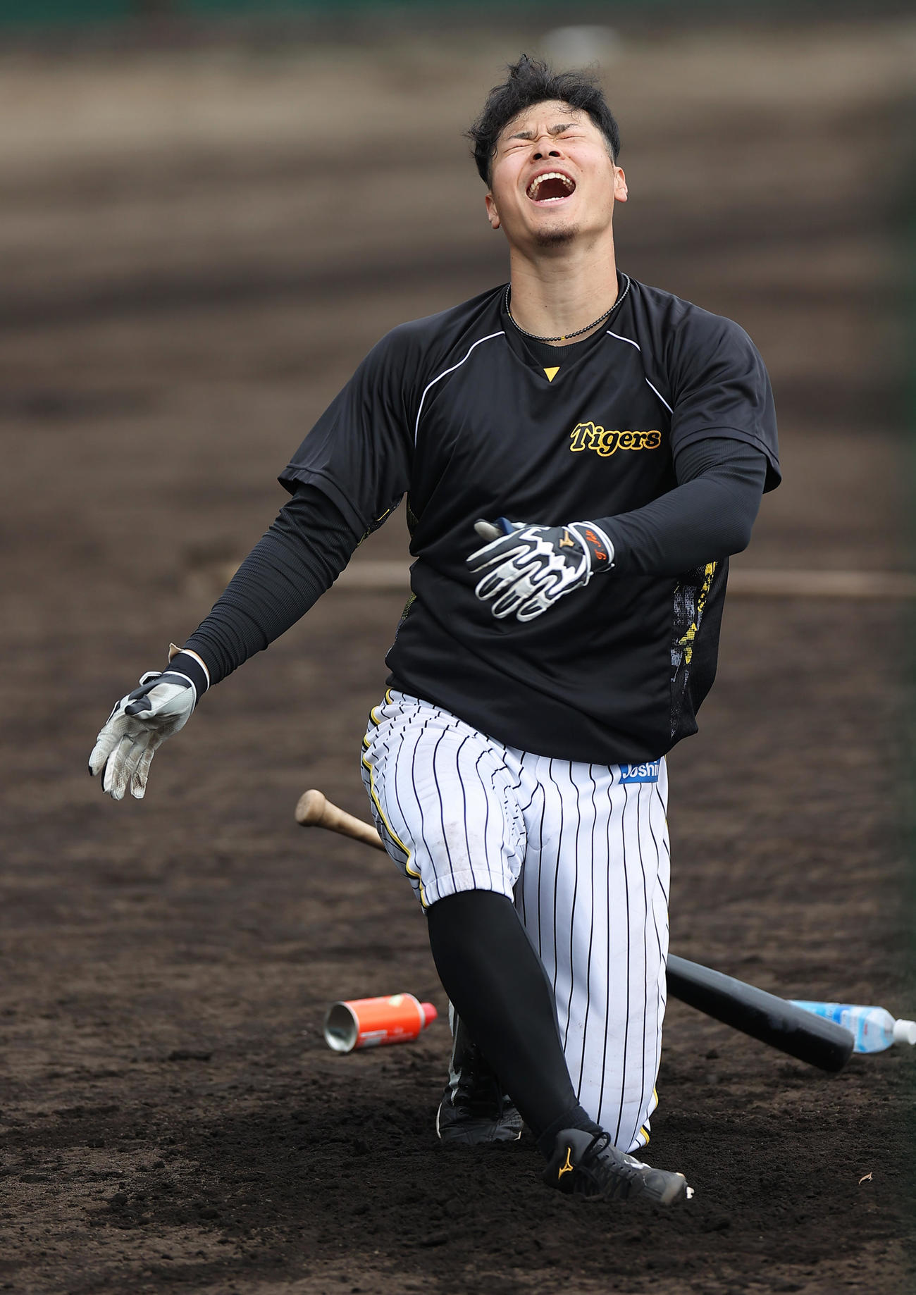 ロングティーで悔しがる佐藤輝（撮影・上山淳一）
