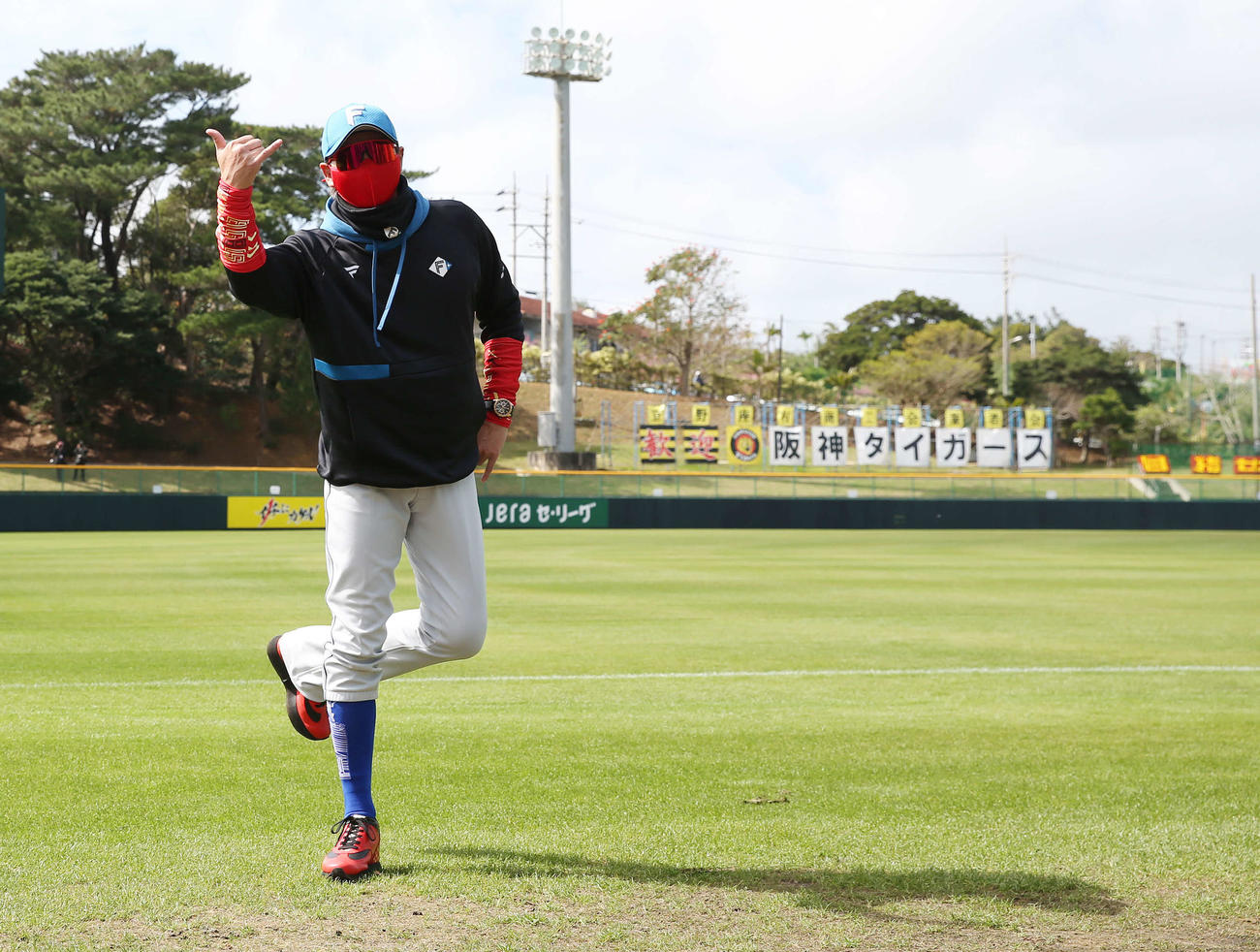 宜野座村野球場に到着し、ポーズをとる日本ハム新庄監督（撮影・河野匠）