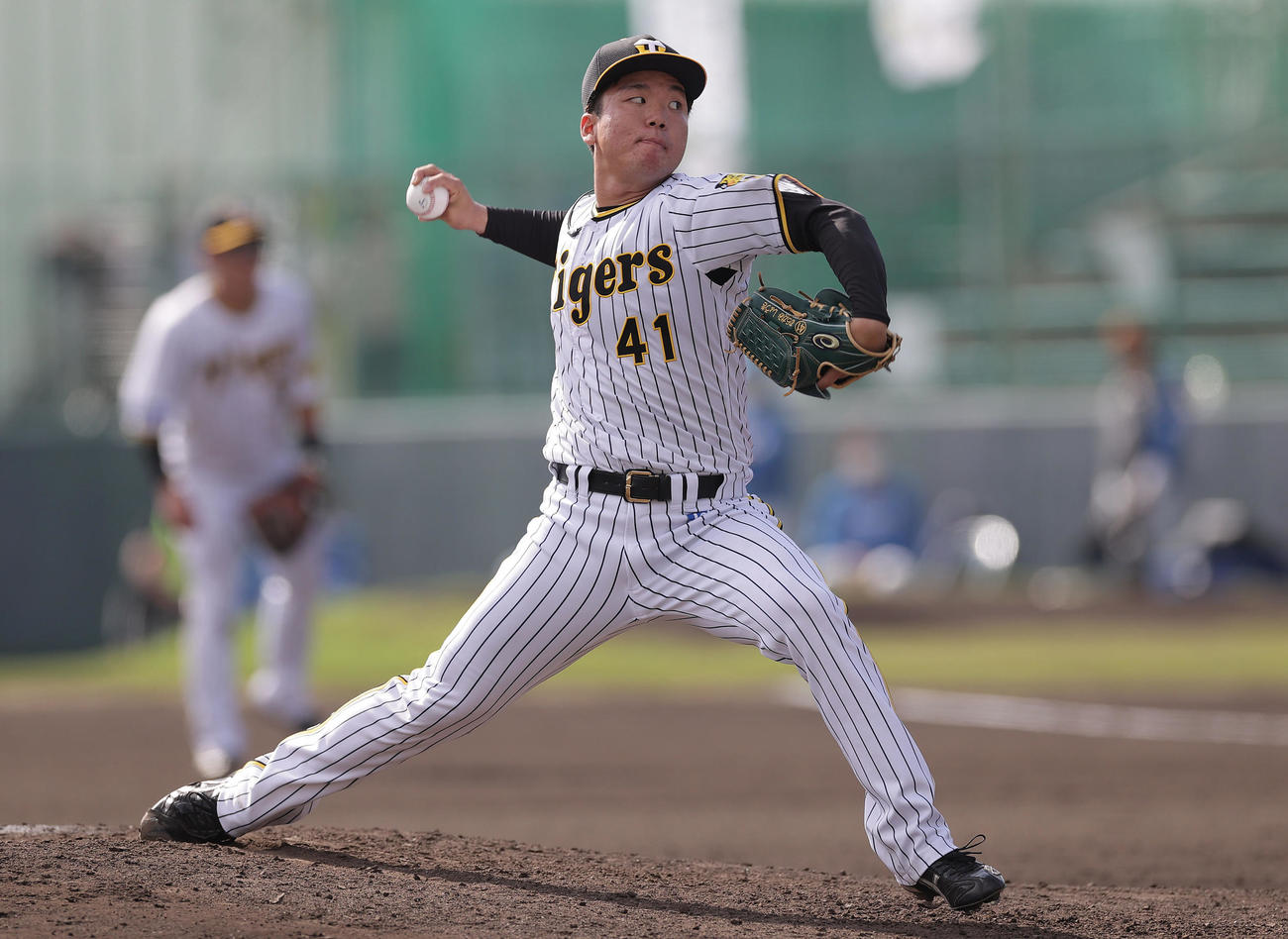 6回から阪神3番手で登板する村上（撮影・前田充）