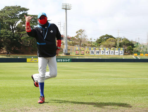 宜野座村野球場に到着し、ポーズをとる日本ハム新庄監督（撮影・河野匠）