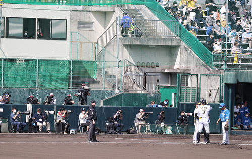 阪神対日本ハム　1回裏阪神2死一塁、左前打を放った糸井はスタンドの選手控え室から試合を見る新庄監督（左）にあいさつする（撮影・加藤哉）