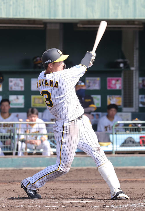 練習試合　阪神対日本ハム　3回裏阪神2死、左越え本塁打を放つ大山（撮影・河野匠）