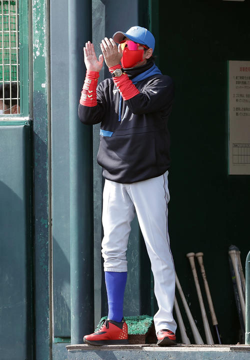 阪神対日本ハム　4回裏阪神無死、梅野の打球で好守を見せた遊撃手五十幡に拍手を送る新庄監督（撮影・前田充）