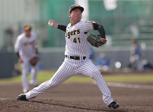6回から阪神3番手で登板する村上（撮影・前田充）
