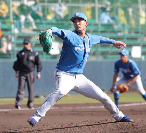 練習試合　阪神対日本ハム　6回裏に日本ハム4番手で登板した上原（撮影・河野匠）