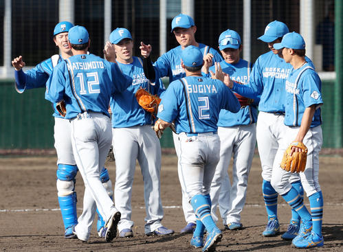 阪神対日本ハム　阪神に勝利しマウンドでタッチする日本ハムナイン（撮影・加藤哉）