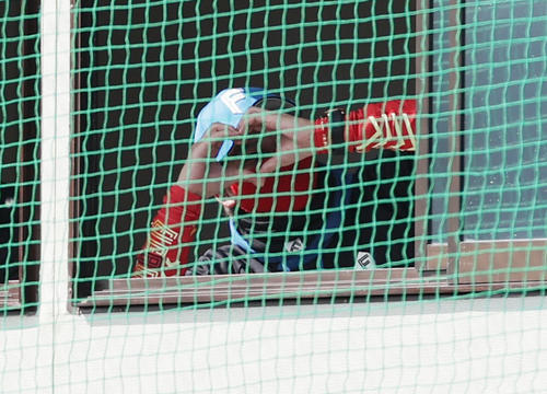 阪神対日本ハム　ハートマークを作って試合を見つめる日本ハム新庄監督（撮影・前田充）