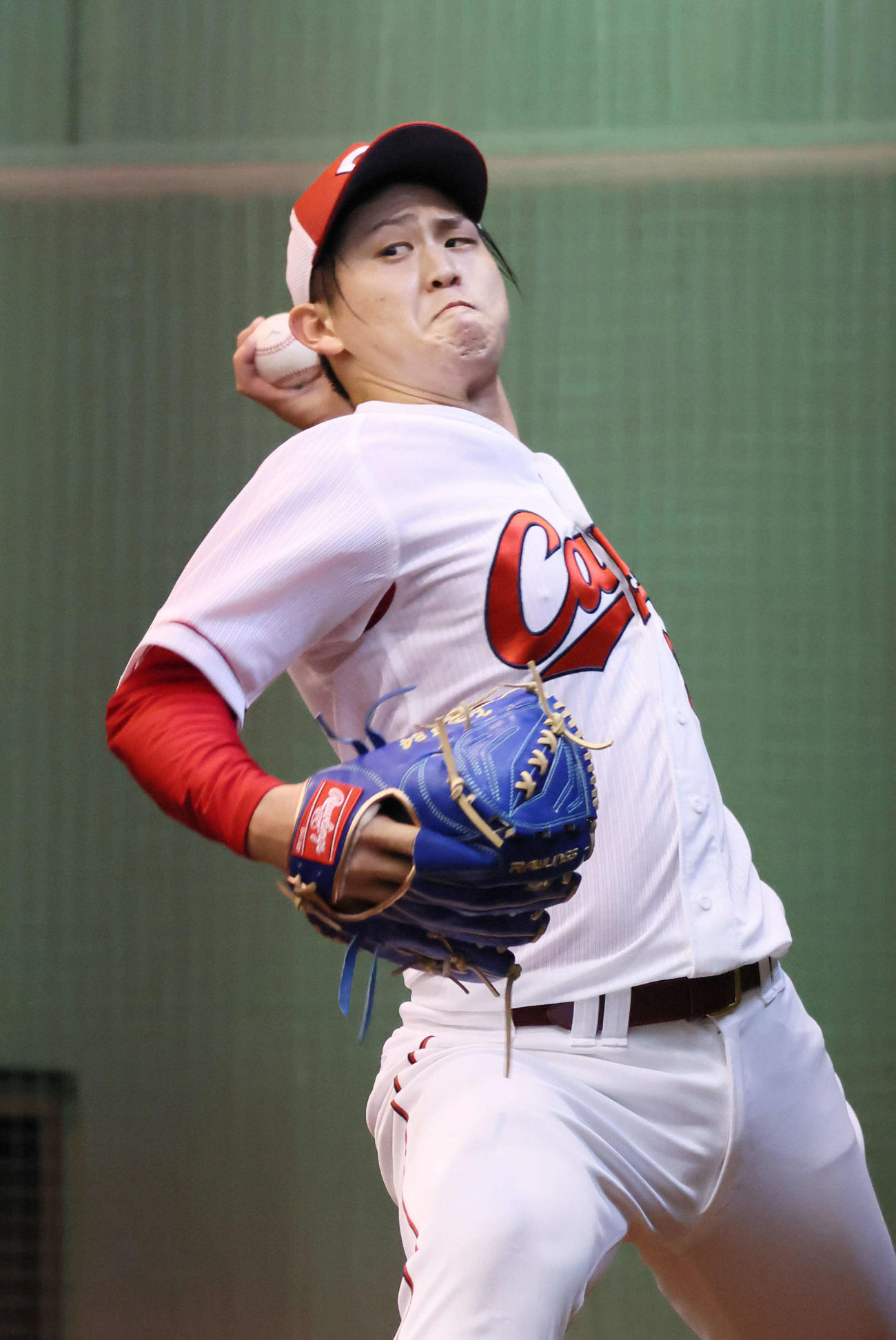 ブルペンで投げる広島高橋昂（撮影・加藤孝規）