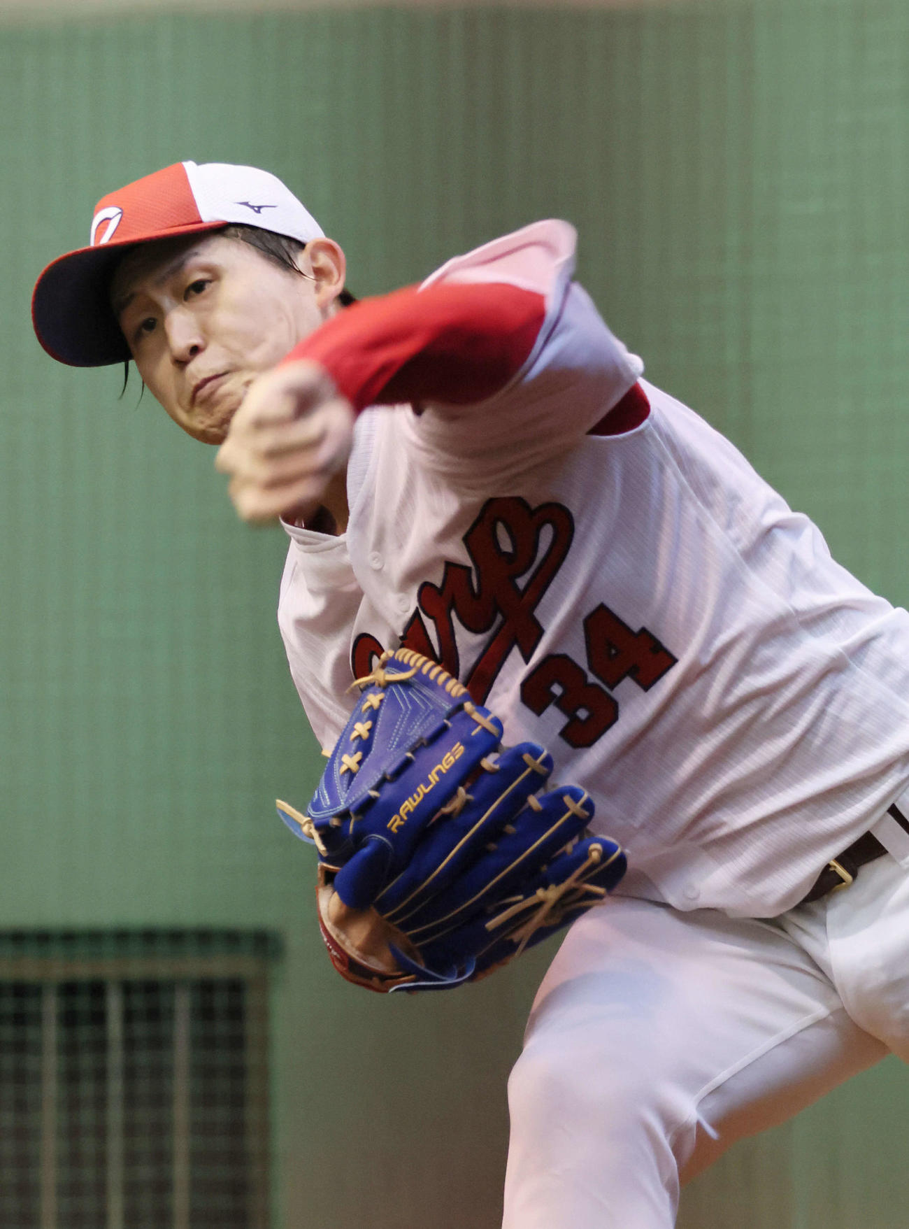 ブルペンで投げる広島高橋昂（撮影・加藤孝規）