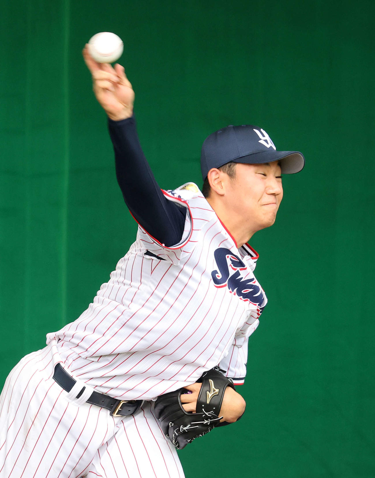 ブルペンで投球練習をするヤクルト奥川恭伸（撮影・鈴木正人）