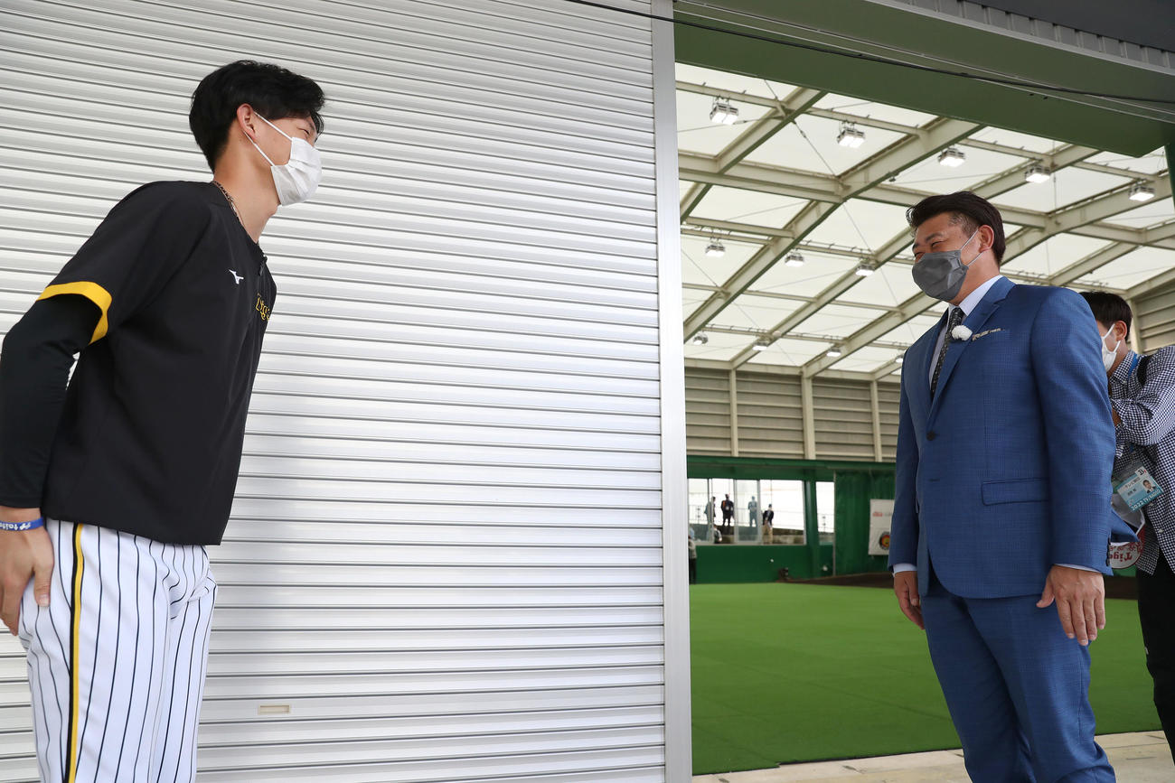 視察に訪れた松坂氏（右）にあいさつする阪神及川（撮影・前田充）