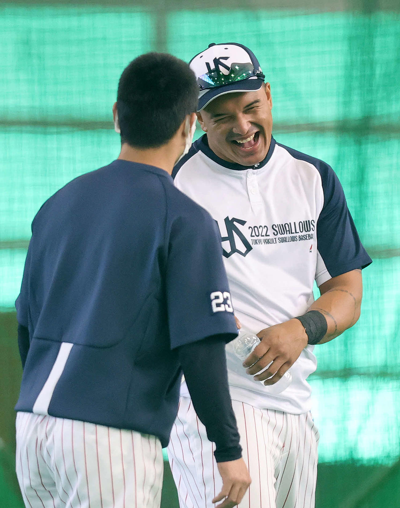 練習前、青木（左）と話し爆笑するヤクルトオスナ（撮影・鈴木正人）