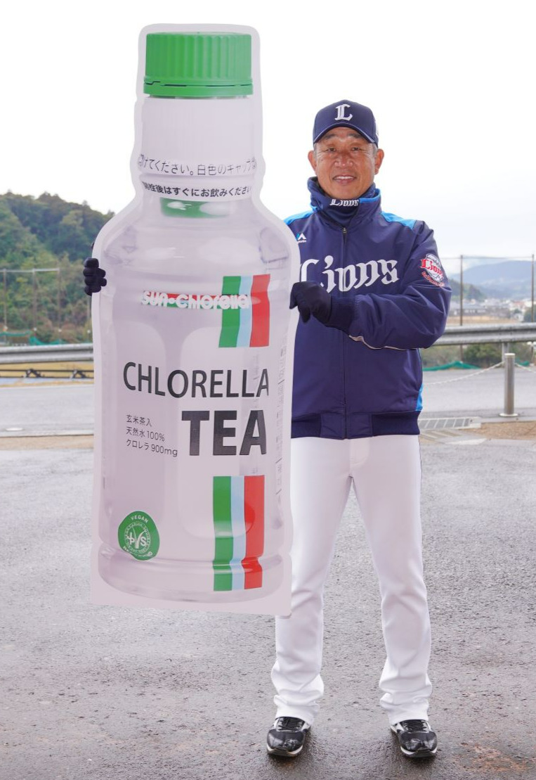 クロレラ茶のパネルを持ち笑顔の西武辻監督（球団提供）