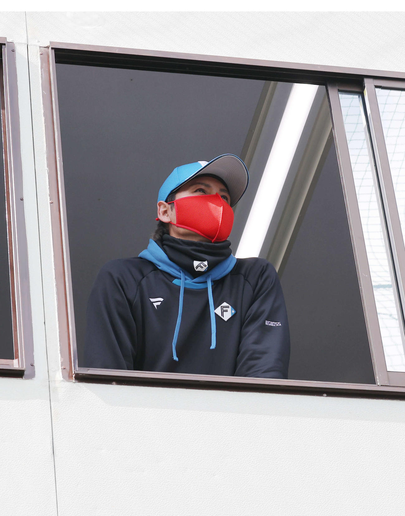 練習試合　阪神対日本ハム　窓から身を乗り出して試合を見つめる新庄監督（撮影・河野匠）