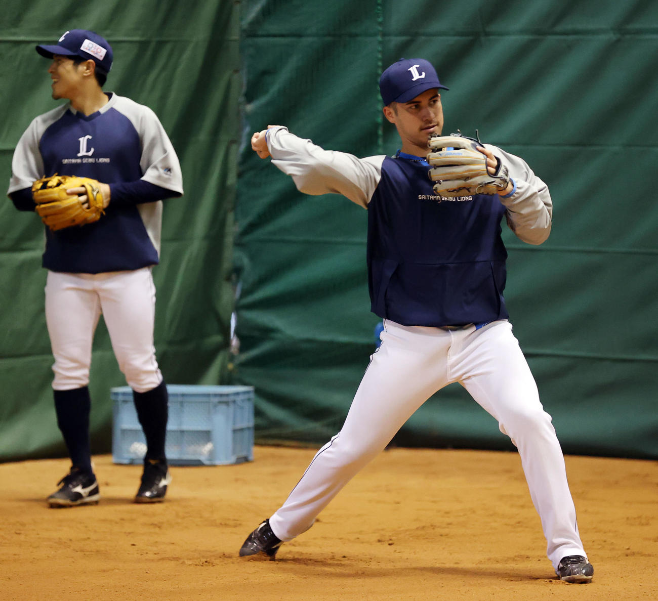 西武春季キャンプ第2クール3日目、早出組でノックを受けるブランドン（撮影・浅見桂子）
