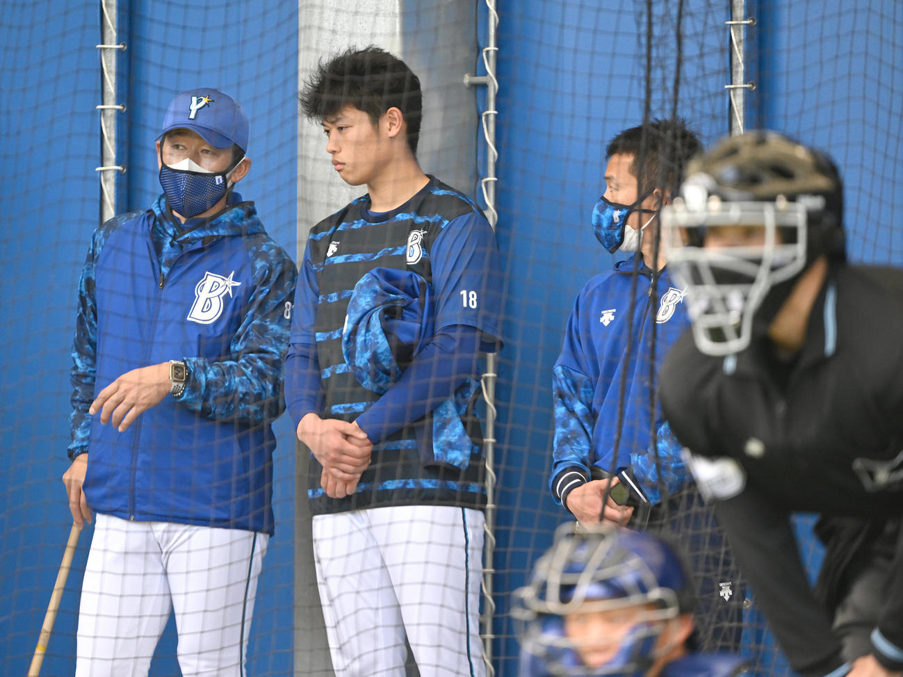 ブルペンで投手陣の投球を見守ったDeNA小園は三浦監督（左）に声を掛けられる