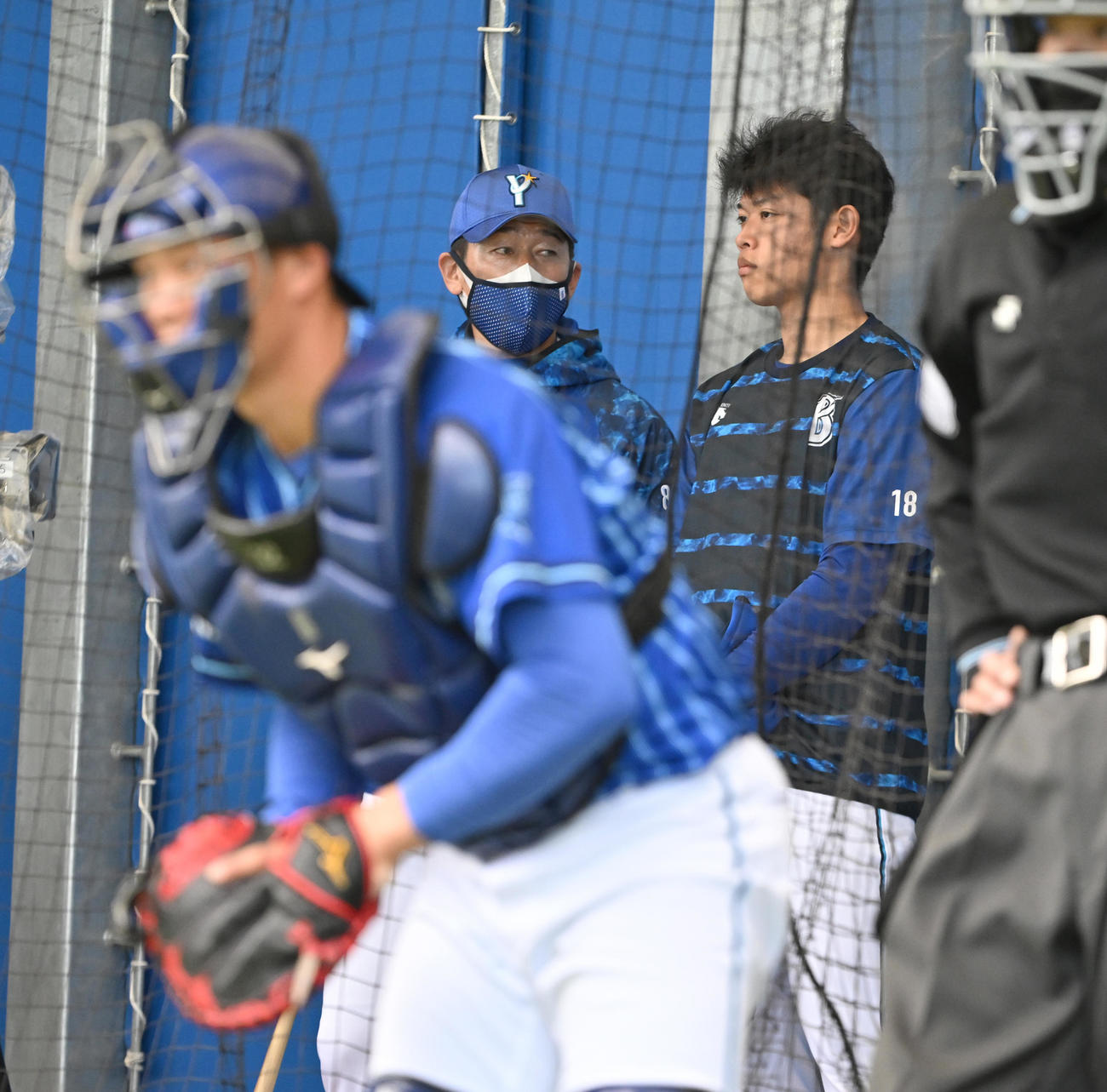 ブルペンで投手陣の投球を見守ったDeNA小園は三浦監督（中央）に声を掛けられる