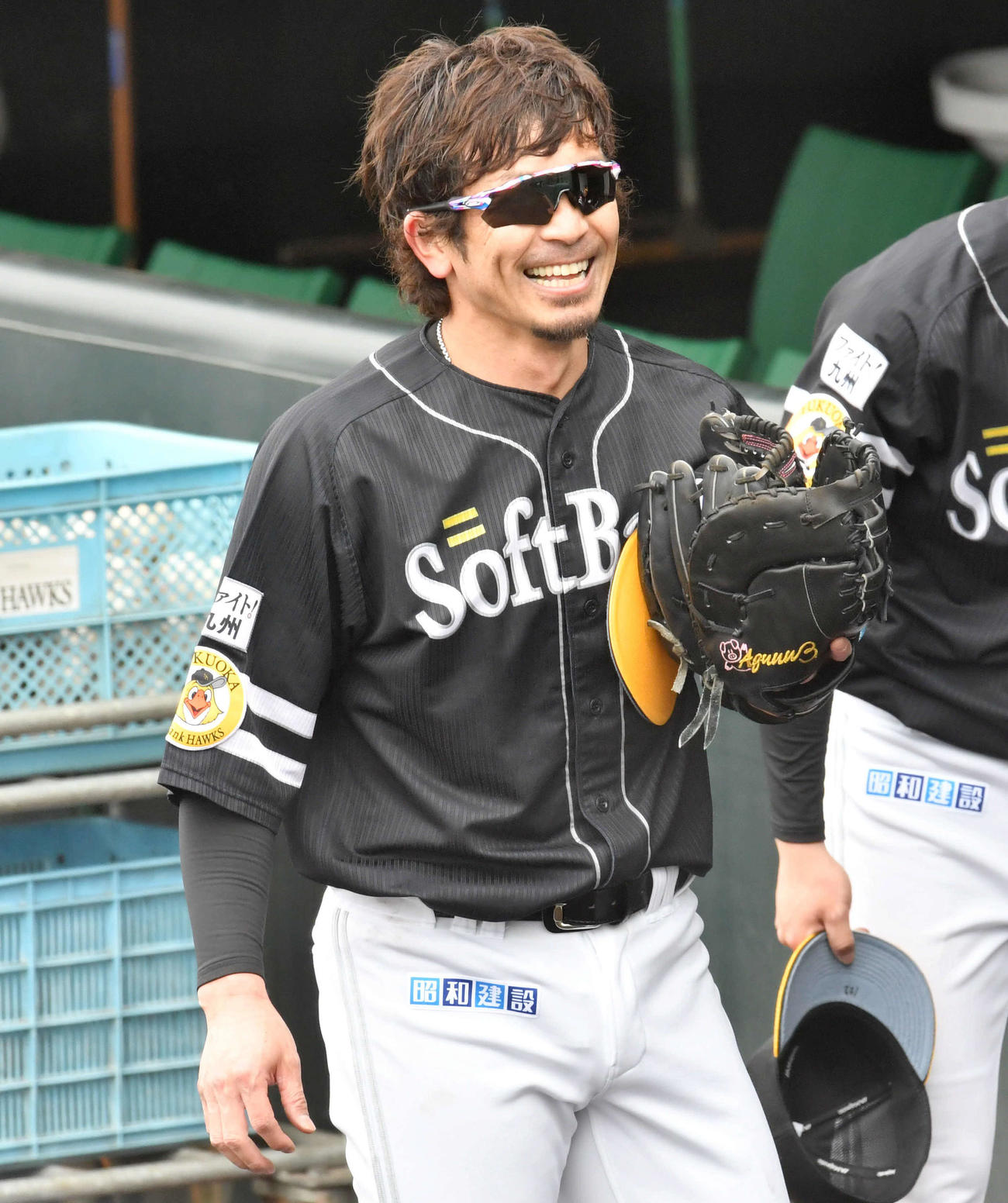 西武・山川からプレゼントされた、「Aguuu3」と刺しゅうが入れられたファーストミットを手に笑顔で移動する松田（撮影・岩下翔太）