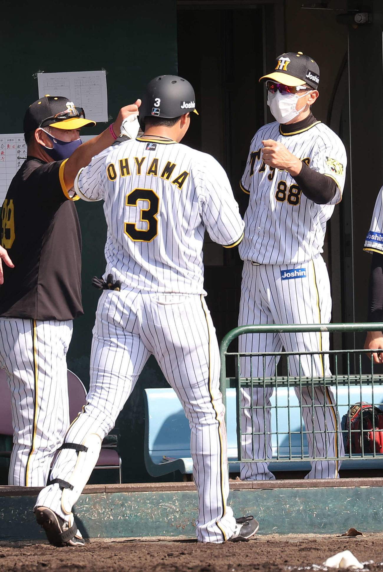 練習試合　阪神対日本ハム　3回裏阪神2死、左越え本塁打を放った大山（手前）を迎える矢野監督（撮影・河野匠）