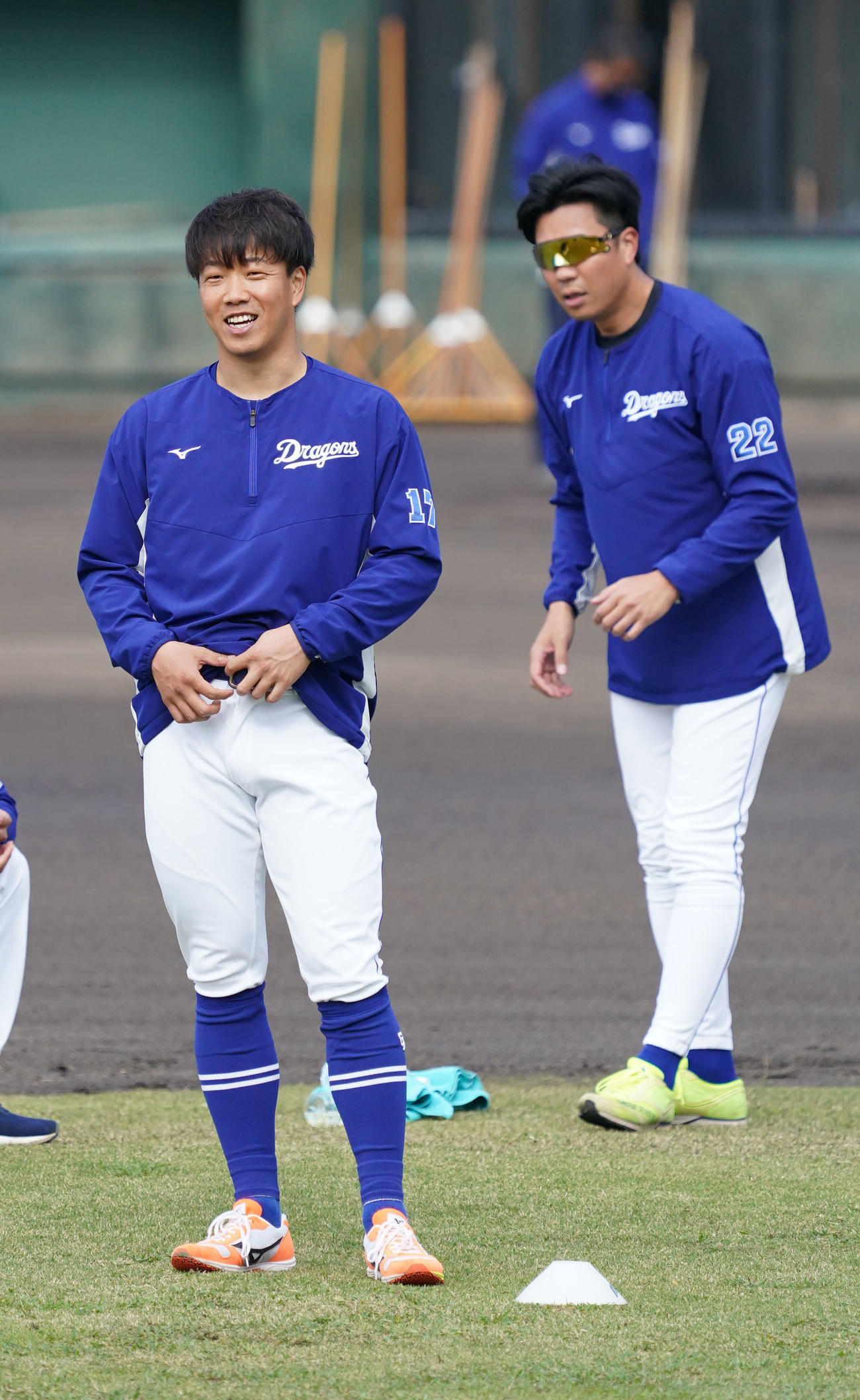 練習の合間に明るい表情を見せる柳（左）右は大野雄（撮影・森本幸一）