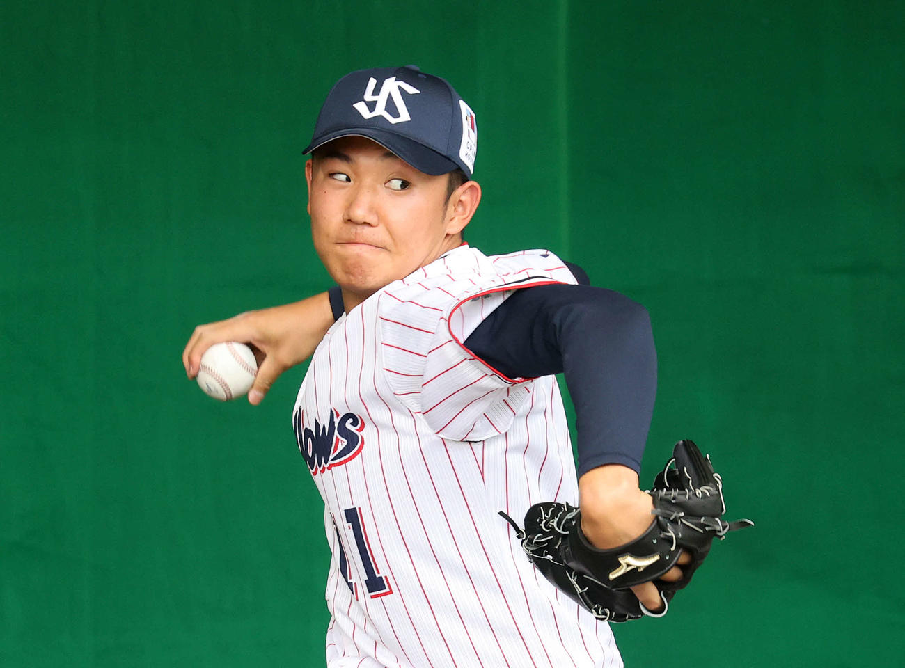 ブルペンで投球練習をする奥川（撮影・鈴木正人）